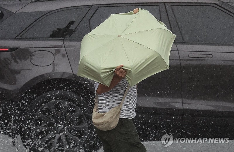 태풍 두 개 사이에 갇힌 한반도, 비상이다!