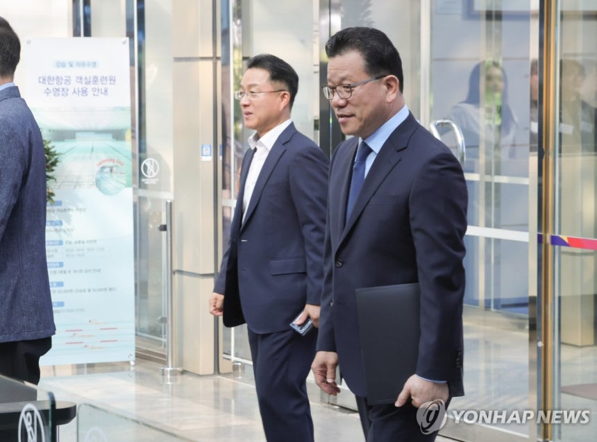 아시아나항공 임시주주총회 참석하는 송보영 대표 (서울=연합뉴스) 송보영 아시아나항공 대표가 12일 서울 강서구 아시아나항공 본사에서 열린 임시주주총회에 참석하고 있다. 아시아나는 이날 임시주총에서 대한항공과의