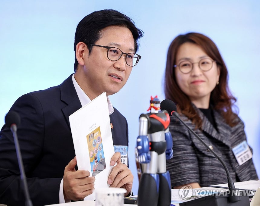 배경훈 부총리,과기부 정책 발표 (서울=연합뉴스) 김도훈 기자 = 배경훈 부총리 겸 과기정통부 장관이 12일 청와대에서 열린 이재명 대통령 주재 미래성장동력 '7대 SEED' 보고회에서 과기부 정책발표를 하고 있다