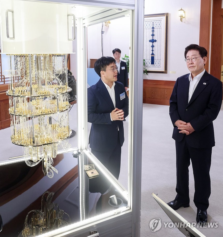 이재명 대통령,첨단기술모형 관람 (서울=연합뉴스) 김도훈 기자 = 이재명 대통령이 12일 청와대에서 열린 미래성장동력 '7대 SEED' 보고회에 앞서 양자컴퓨터 모형을 살펴보고 있다.2026.8.12 [청와대통신