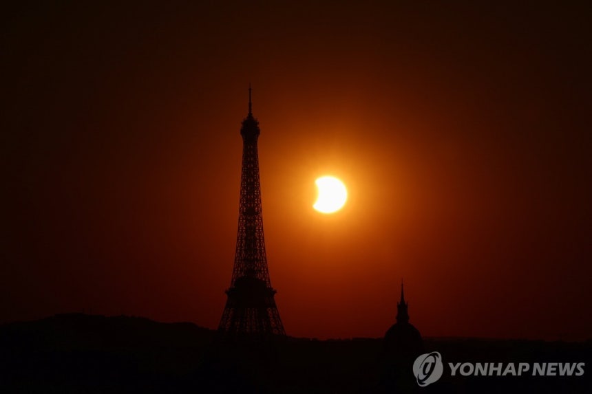 에펠탑 옆으로 보이는 부분 일식
[로이터=연합뉴스. 재판매 및 DB 금지]