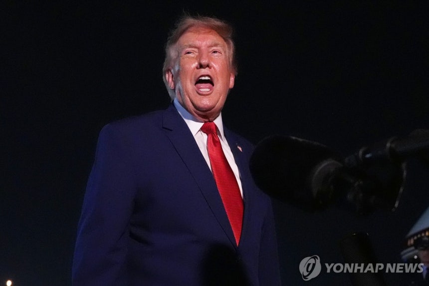 도널드 트럼프 미국 대통령
도널드 트럼프 미국 대통령이 11일(현지시간) 워싱턴DC 인근 앤드루스 합동기지에서 취재진과 이야기하고 있다. [AP=연합뉴스. 재판매 및 DB 금지]