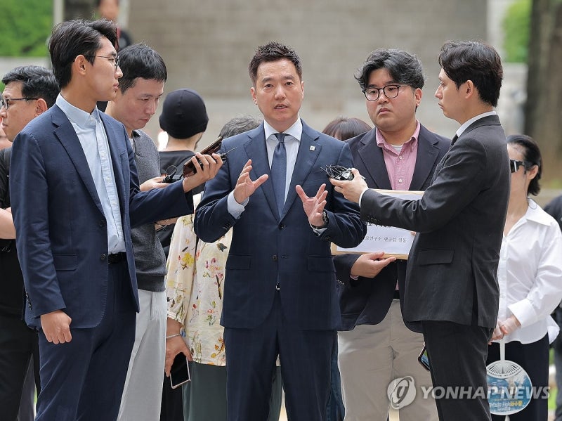 '김수현 <b>명예훼손</b>' <b>김세의</b>, 국민참여재판 신청…첫 재판 연기