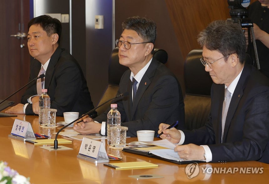 배경훈 부총리 발언듣는 이통3사 CEO
(서울=연합뉴스) 서명곤 기자 = 23일 서울 중구 SK텔레콤 사옥에서 열린 과기정통부-통신3사 최고경영자(CEO) 간담회에서 박윤영 KT 대표, 홍범식 LG유플러스 대표, 정