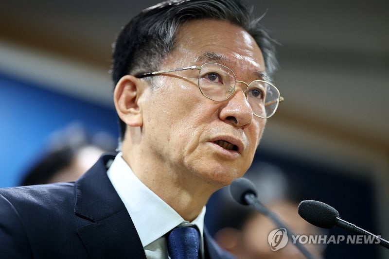 정성호 <b>법무부</b> 장관, '수원지검 집단퇴정' 검사 2명 <b>징계 청구</b>