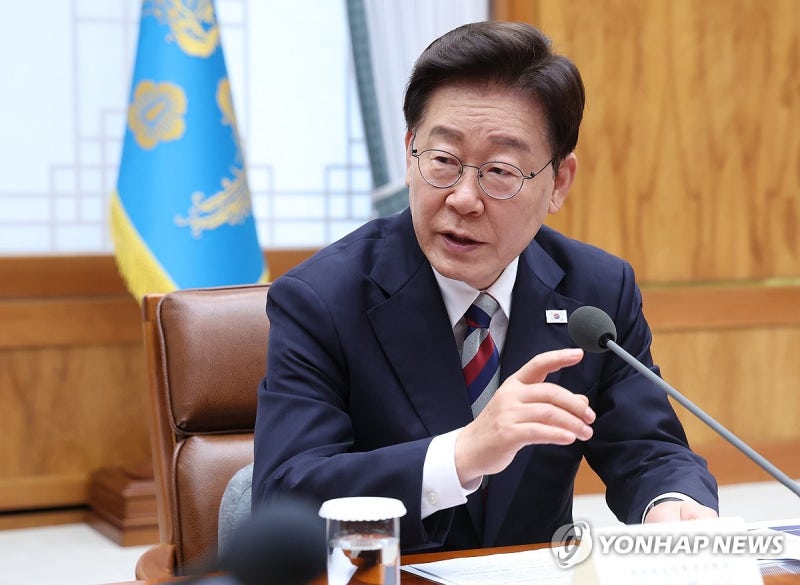 李<b>대통령</b> "4년 중임 또는 연임 개헌 입장 일관…<b>임기</b>단축 수용"(종합)