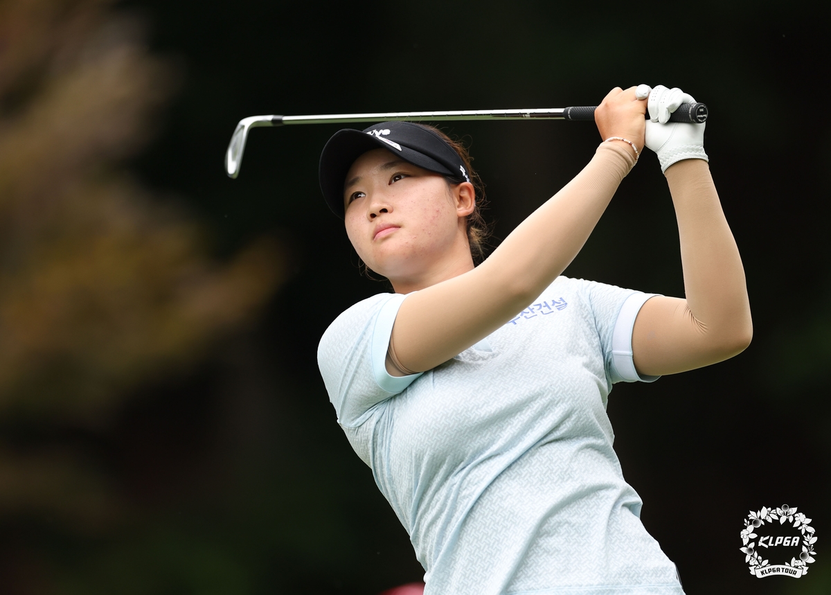 <b>김민솔</b>, KLPGA 메디힐·한국일보 대회 3R도 선두…루키 4승 도전