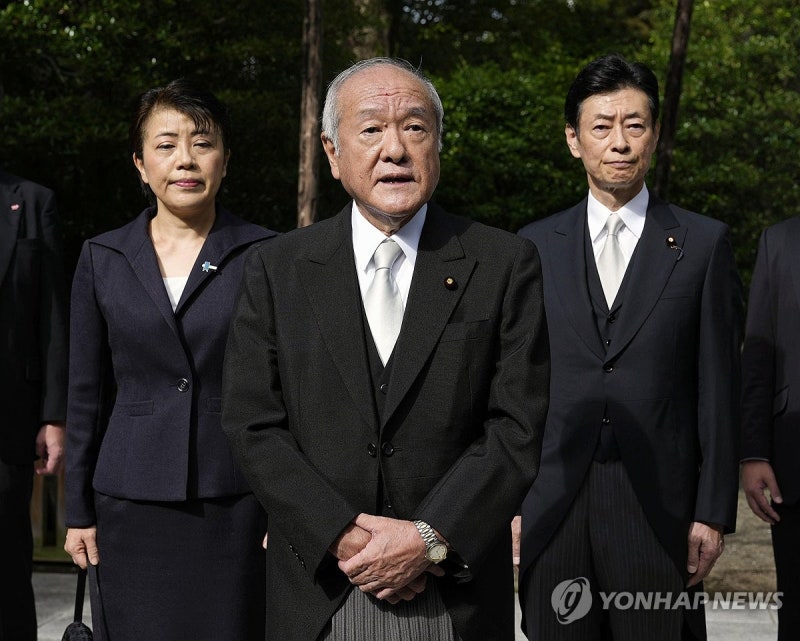 다카이치, <b>야스쿠니</b> 신사에 공물…日방위상·자민당 간부들 <b>참배</b>