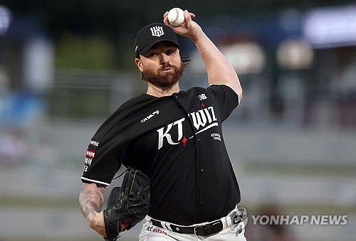 최원준 역전타＋안현민 쐐기포…1위 <b>kt</b>, 꼴찌 <b>키움</b>에 <b>역전승</b>(종합)
