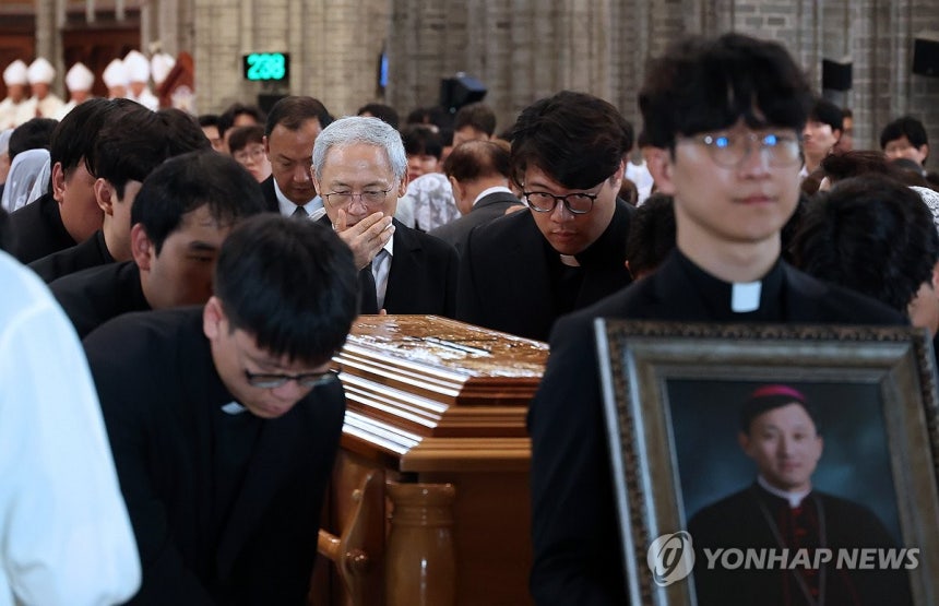 슬픔 속 엄수되는 고 유경촌 주교 장례 미사
(서울=연합뉴스) 천주교 서울대교구 고 유경촌 주교 장례미사가 18일 서울 중구 명동대성당에서 엄수되고 있다. 2025.8.18 [사진공동취재단] photo@yna.co.