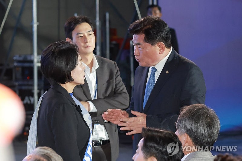 <b>대화</b> 나누는 민주당 <b>최민희</b> 최고위원 후보와 <b>소병훈</b> 중앙당 선관위원장