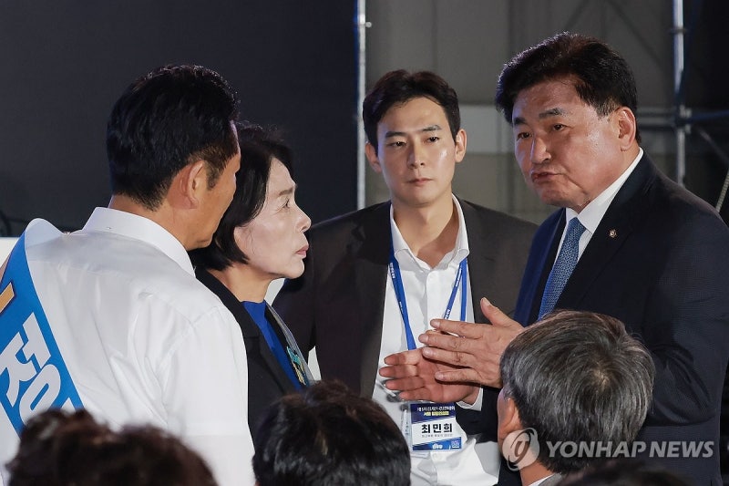 <b>대화</b> 나누는 민주당 <b>최민희</b> 최고위원 후보와 <b>소병훈</b> 중앙당 선관위원장