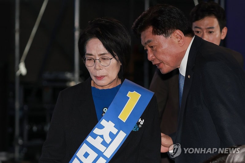 자리로 돌아가는 민주당 <b>최민희</b> 최고위원 후보
