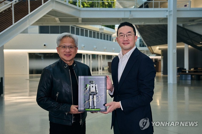 피지컬 AI 등 전략적 사업 협력 업무협약(MOU) 맺은 젠슨 황 CEO와 구광모 회장 [LG 제공.재판매 및 DB 금지]
