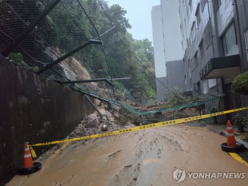 <b>거제</b> 옥포동서 <b>산사태</b>…아파트 1층 덮쳐 1명 <b>사망</b>·2명 구조(종합)