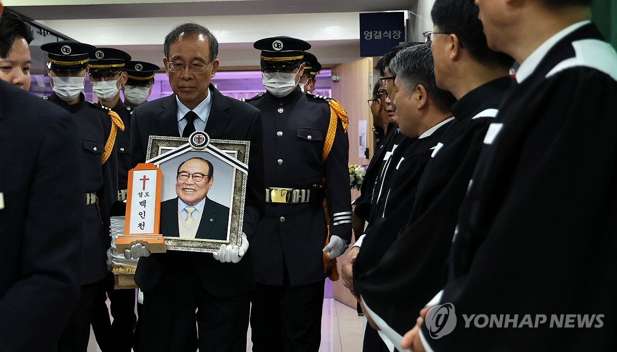 '4할 타자' 고 <b>백인천</b> 감독, 불멸의 기록 남기고 <b>영면</b>