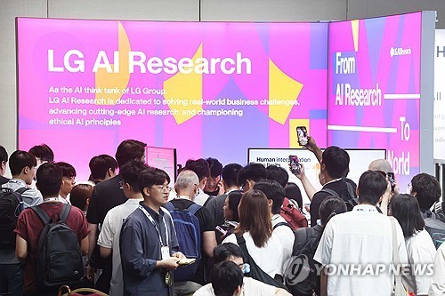 LG, 국제머신러닝학회서 '엑사원' 혁신 사례 공개
(서울=연합뉴스) LG가 6일부터 서울 코엑스에서 열리는 머신러닝·인공지능 분야 세계 최고 권위의 국제 학회 '국제머신러닝학회 2026'에 참가해 연구 성과와 함께