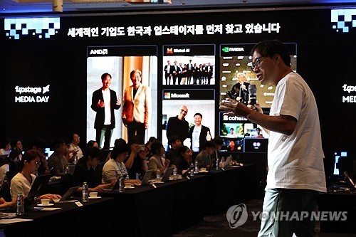 발표하는 김성훈 업스테이지 대표
 (서울=연합뉴스) 류효림 기자 = 김성훈 업스테이지 대표가 16일 서울 여의도 콘래드 호텔에서 열린 업스테이지 미디어데이에서 발표하고 있다. 2026.6.16
    ryousant