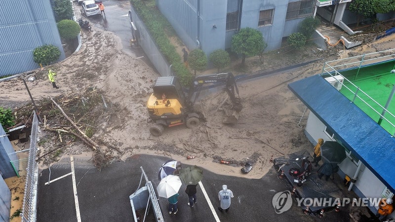 거제·통영, <b>집중호우</b> 피해 응급<b>복구</b> 총력…도로 11곳 통제 중