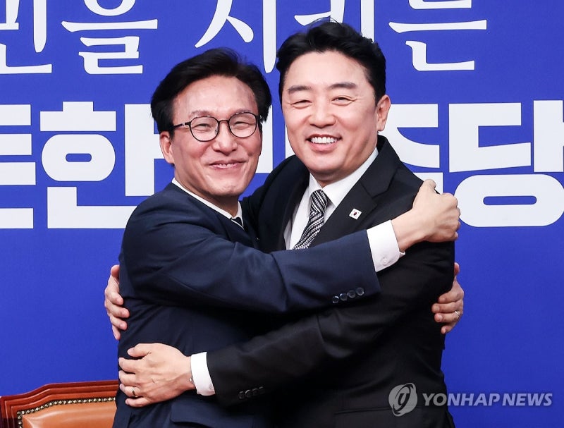 <b>김민석</b> "국정 뒷받침"·강훈식 "이제 하나"…웃으며 '원팀' 포옹