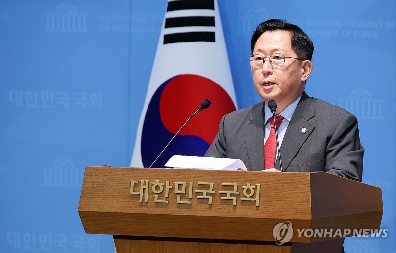 소통관 기자회견 하는 <b>유용원</b> <b>의원</b>