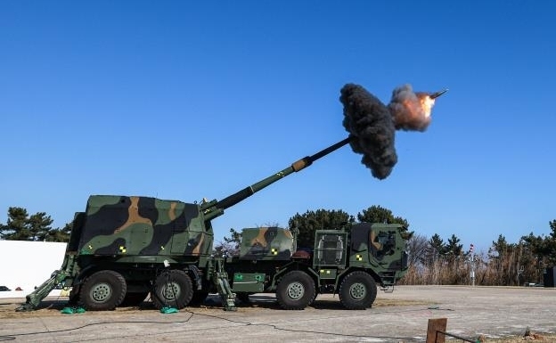 K9 차륜형 자주포(K9MH) (서울=연합뉴스) K9 차륜형 자주포(K9MH)가 국방과학연구소 시험장에서 사격시험을 하고 있는 모습. [한화에어로스페이스 제공. 재판매 및 DB 금지]