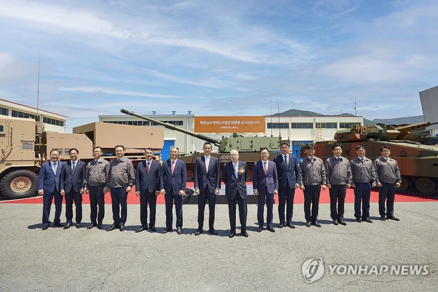 2024년 한화에어로스페이스 창원사업장 찾은 김승연 회장과 김동관 수석부회장 [한화 제공. 재판매 및 DB 금지] photo@yna.co.kr
