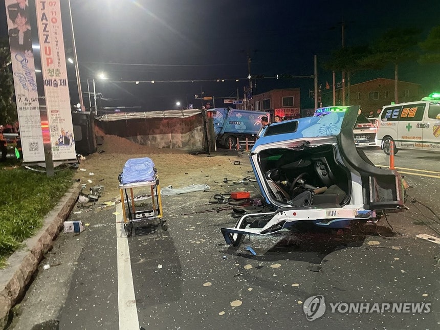경북 영천서 청소차·덤프트럭 사고…환경미화원 3명 사망 (영천=연합뉴스) 19일 오전 4시 3분께 경북 영천시 도동네거리에서 6t 청소차와 25t 덤프트럭이 충돌하는 사고가 났다.이 사고로 청소차에 타고 있던 3명