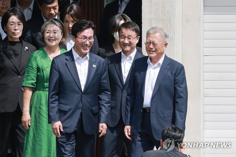 <b>김민석</b>, 덧셈·확장정치 시동…盧묘역 참배 후 文<b>예방</b>
