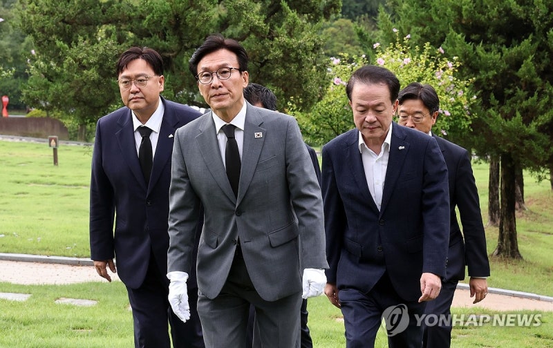 김민석 "'법치파괴 <b>조희대</b> 물러나야' 현수막 전국에 걸도록"
