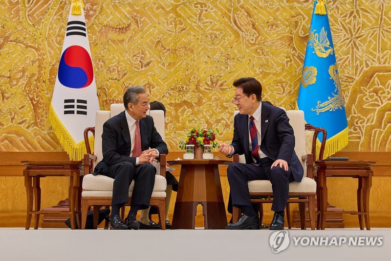 李<b>대통령</b>, 中 <b>왕이</b>에 "한반도 문제 긴밀한 소통 이어가달라"