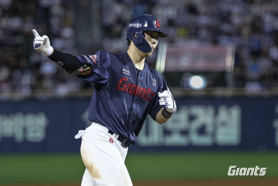 프로야구 <b>롯데</b>, 고승민 홈런 2방 앞세워 두산 완파…<b>5연승</b>