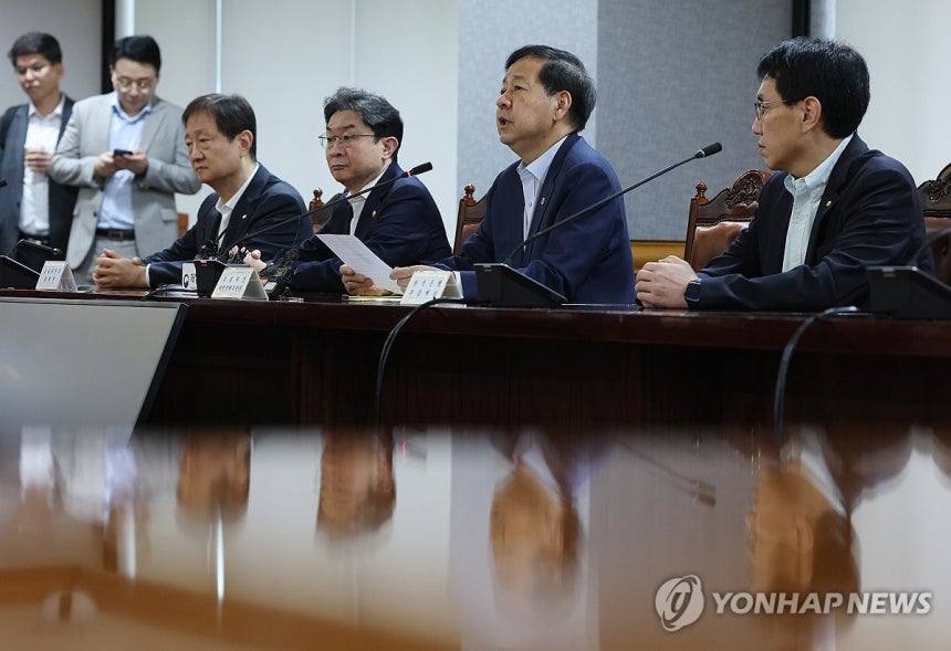 시장상황점검회의
(서울=연합뉴스) 이지은 기자 = 구윤철 부총리 겸 재정경제부 장관이 21일 서울 중구 은행회관에서 열린 시장상황점검회의에서 발언하고 있다. 2026.8.21 jieunlee@yna.co.kr