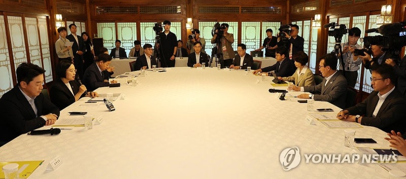 <b>고위 당정협의회</b>에서 발언하는 <b>한성숙</b> 국무총리