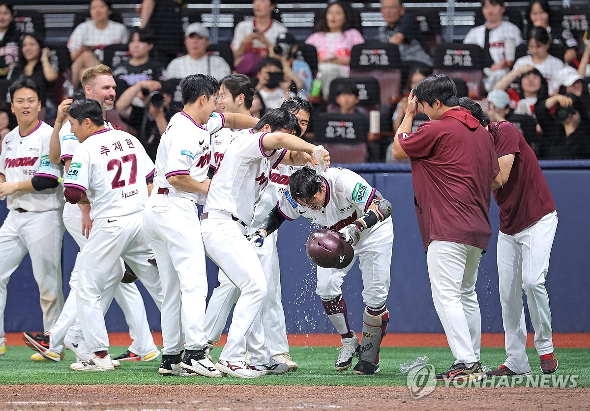 키움 <b>김재현</b>, KBO 역대 3호 '3점 차 역전 <b>끝내기 만루포</b>'(종합)