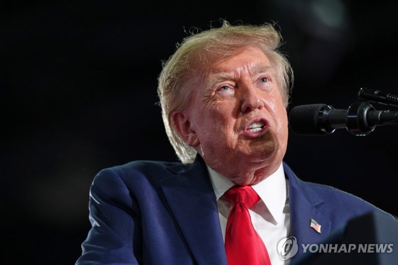 <b>트럼프</b>, 보복<b>관세</b> <b>캐나다</b>에 "내년부터 자동차 <b>관세</b> 50%로" 반격