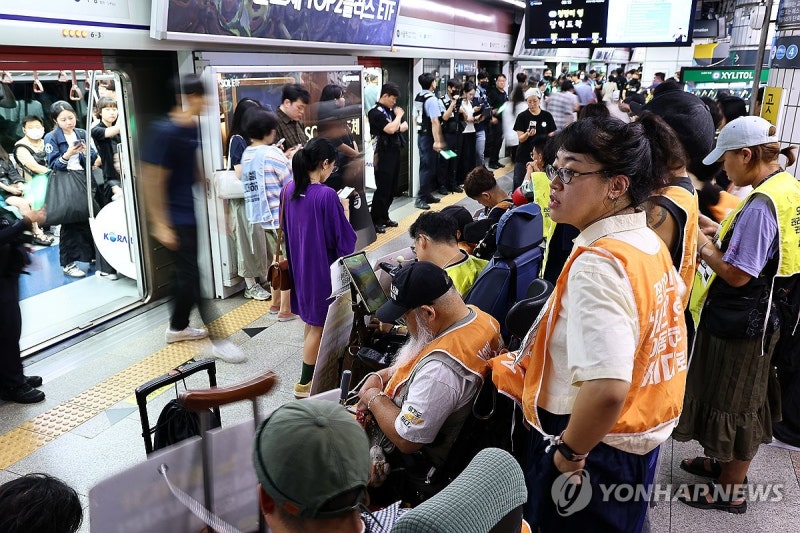 <b>전장연</b>, <b>지하철</b> 휠체어 <b>시위</b> 전면 <b>중단</b>…서울시의회 민주당과 타협