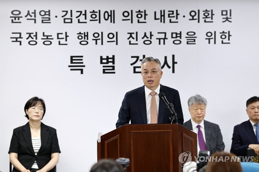 권창영 종합특검, 최종 수사결과 발표 (과천=연합뉴스) 윤동진 기자 = 3대 특검 이후 남은 의혹을 수사해 온 권창영 2차 종합특별검사가 24일 과천 특검팀 사무실에서 최종 수사결과 발표를 하고 있다. 2026.8.