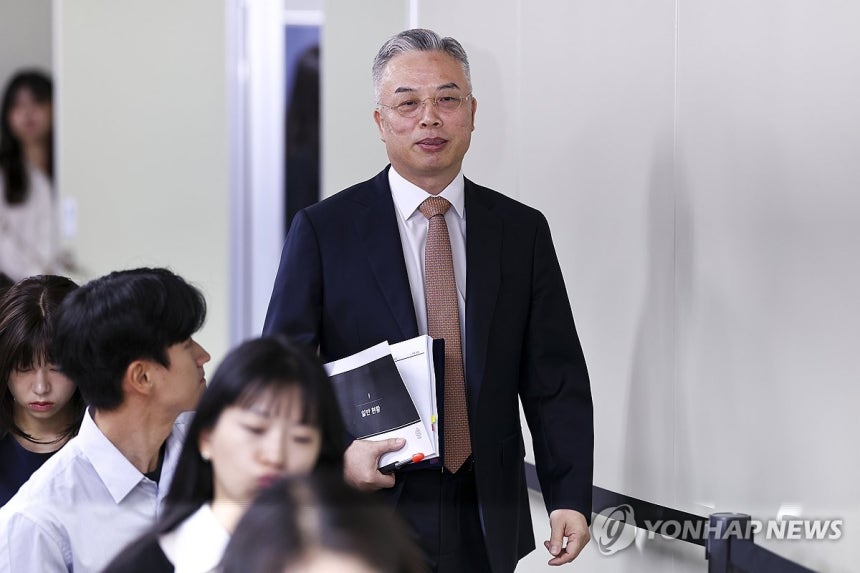 권창영 종합특검, 최종 수사결과 발표 (과천=연합뉴스) 윤동진 기자 = 3대 특검 이후 남은 의혹을 수사해 온 권창영 2차 종합특별검사가 24일 과천 특검팀 사무실에서 열린 최종 수사결과 발표를 위해 브리핑실로 들어