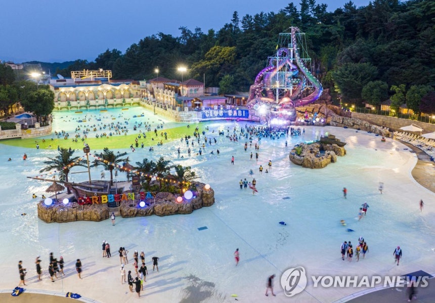 캐리비안베이 야간 개장 모습 본 기사 내용과 관련 없음. [캐리비안베이 제공. 재판매 및 DB 금지]