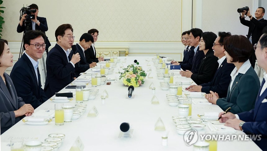 이재명 대통령, 민주당 신임 지도부와 만찬 (서울=연합뉴스) 한상균 기자 = 이재명 대통령이 25일 청와대에서 열린 더불어민주당 신임 지도부 만찬 간담회에서 발언하고 있다. 2026.8.25 xyz@yna.co.kr