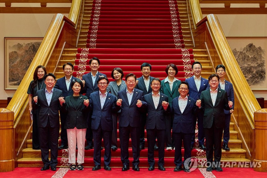 이재명 대통령과 민주당 신임 지도부 (서울=연합뉴스) 이재명 대통령이 25일 청와대에서 더불어민주당 신임 지도부와 만찬 간담회에 앞서 기념촬영을 하고 있다. 뒷줄 왼쪽부터 시계방향으로 강유정 청와대 수석대