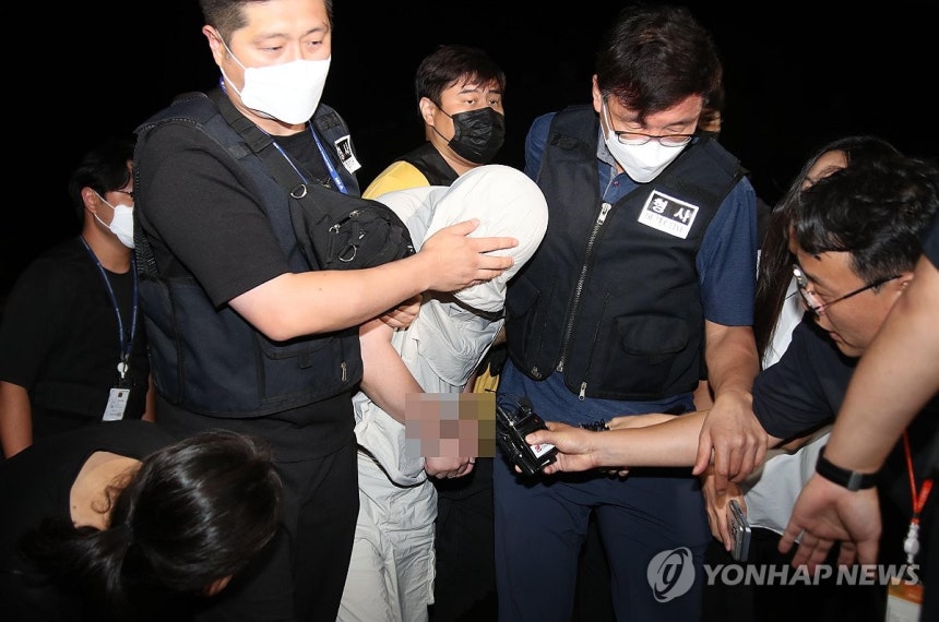 경산 경찰서로 호송되는 20대 유학생 살해 피의자
(경산=연합뉴스) 김현태 기자 = 25일 오후 11시 50분께 경북 경산경찰서로 20대 중국인 유학생을 살해한 것으로 의심되는 피의자가 호송되고 있다. 2026.8.