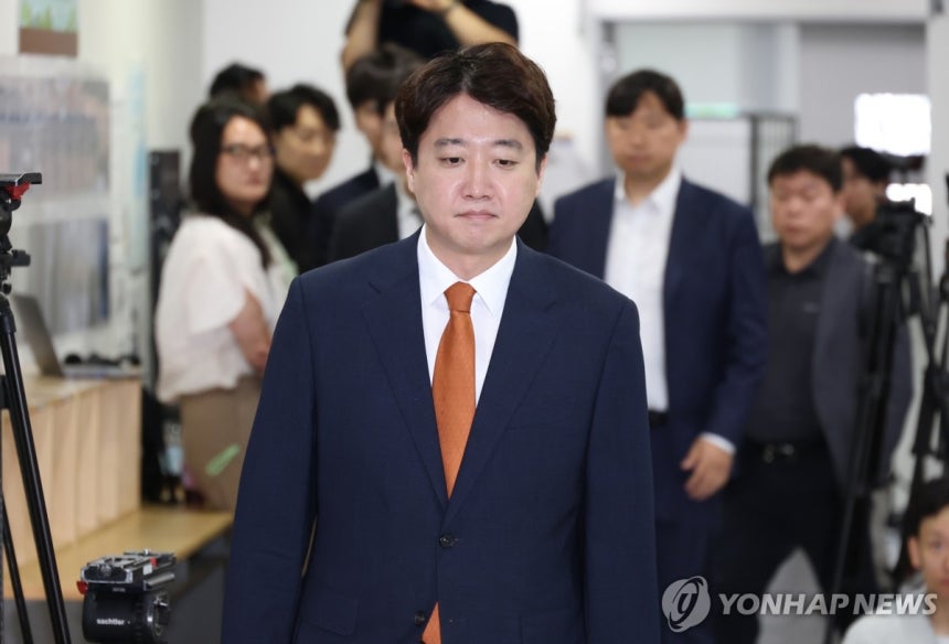 사퇴 발표를 위해 기자회견장 들어서는 이준석 의원 (서울=연합뉴스) 황광모 기자 = 개혁신당 대표인 이준석 의원이 26일 대표직 사퇴를 발표하기 위해 국회 소통관 기자회견장에 들어서고 있다. 2026.8.26 hkm