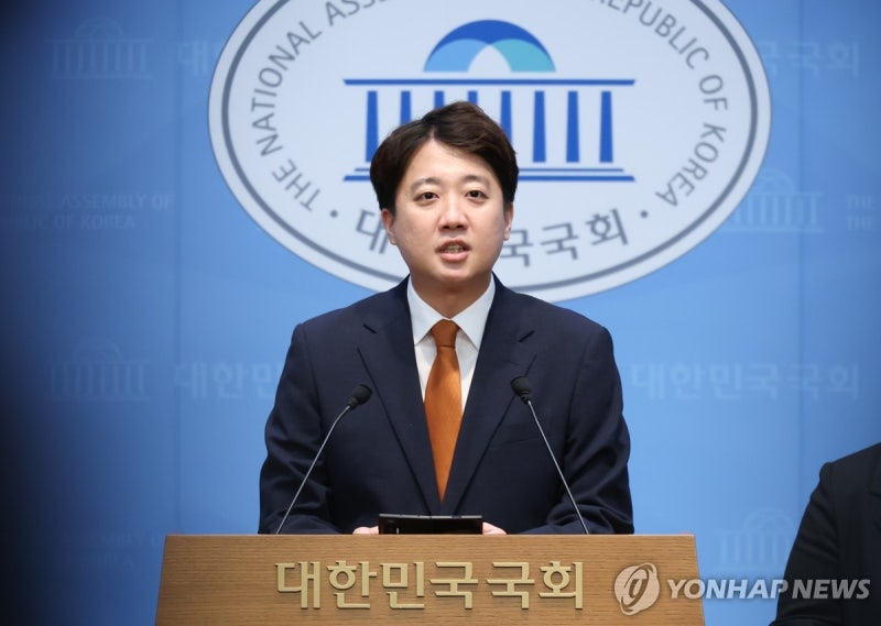 <b>이준석</b> "책임은 내게"…지선 패배·쇄신 부진에 당 <b>대표 사퇴</b>