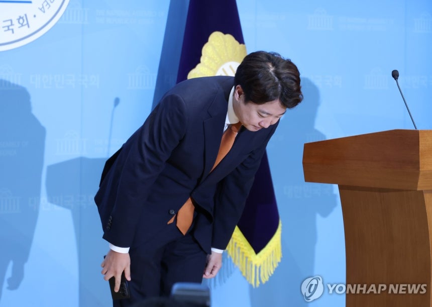 대표직 사퇴 발표 뒤 인사하는 이준석 의원 (서울=연합뉴스) 황광모 기자 = 개혁신당 대표인 이준석 의원이 26일 국회 소통관에서 열린 기자회견에서 대표직 사퇴를 발표한 뒤 인사하고 있다. 2026.8.26 hkmp