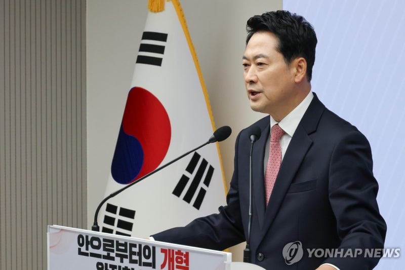 [속보] <b>장동혁</b> "남은임기 1년 <b>새출발</b>…제대로 싸울 인재들로 당 채울것...