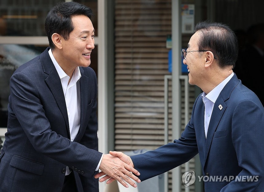 악수하는 김윤덕 국토부 장관-오세훈 서울시장 (서울=연합뉴스) 김성민 기자 = 김윤덕 국토교통부 장관(오른쪽)과 오세훈 서울시장이 26일 서울 모처의 한 식당에서 용산공원을 활용한 주택 공급 등 서울 주택 문제를 협