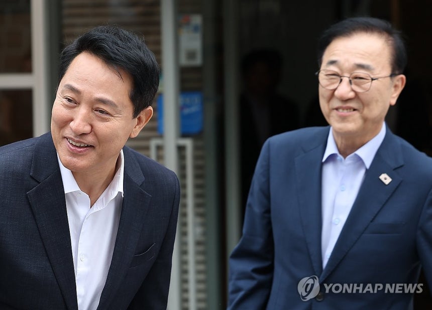 회동 마친 김윤덕 장관과 오세훈 서울시장 (서울=연합뉴스) 김성민 기자 = 김윤덕 국토교통부 장관(오른쪽)과 오세훈 서울시장이 26일 서울 모처의 한 식당에서 용산공원을 활용한 주택 공급 등 서울 주택 문제를 협의한