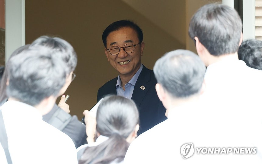 서울시장과의 회동 향하는 김윤덕 장관 (서울=연합뉴스) 김성민 기자 = 김윤덕 국토부장관이 26일 서울 모처의 한 식당에서 용산공원을 활용한 주택 공급 등 서울 주택 문제를 오세훈 서울시장과 협의하기 위해 들어서고 